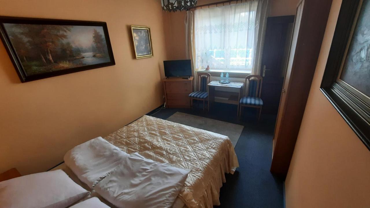 Hotelowe Pokoje J.Bukowiecka トゥシン エクステリア 写真